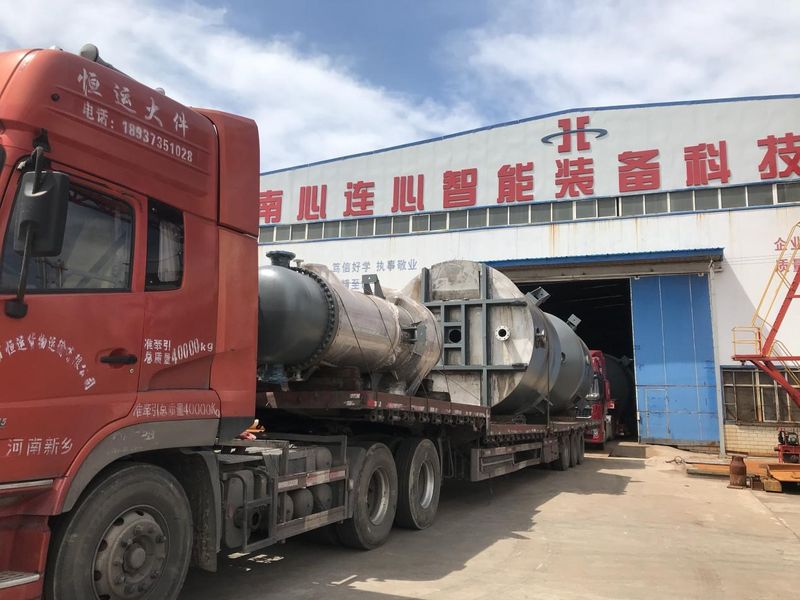 結(jié)晶器、母液槽、循環(huán)加熱器等項目設(shè)備生產(chǎn)完畢，裝車發(fā)貨現(xiàn)場